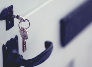 Cum poți să instalezi o broască de ușă în câțiva pași simpli